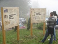 Informativni tabli v Hrušici pripovedujeta o rimskodobni utrdbi, ki je nastala na mestu preprežne poštne postaje Ad Pirum 