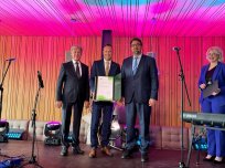 Jubilejno priznanje župana Občine Ajdovščina podjetju Slo-car, ob 50. obletnici delovanja 