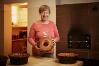 Marta Pipan je ena od domačih gospodinj, ki zna odlično speči potico, kot so jo od zmeraj pekle gospodinje na Planini. 