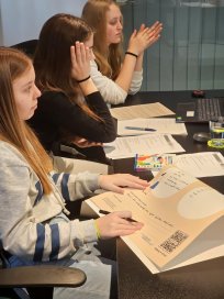 Mladi so aktivno sodelovali v razpravah, pa tudi na delavnici. 