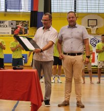 Podžupan Matjaž Bajec je klubu izročil županovo jubilejno priznanje 