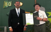 Župan Tadej Beočanin je lovski družini podelil jubilejno priznanje.
