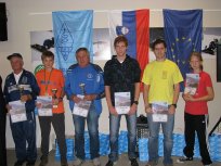 Rok Zabukovec, pionirski državni prvak s pokalom v družbi šestih predstavnikov radioklubov najboljših v ARG v Sloveniji.