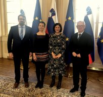 Znanstvenici v družbi rektorja Univerze v Novi Gorici dr. Danila Zavrtanika in župana Tadeja Beočanina