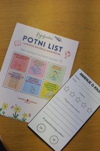  Knjižnični potni list, kjer mladi bralci z različnimi bralnimi in knjižničnimi nalogami zbirajo žige, zbrani žigi pa vodijo do nagrade.