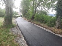 Na pobudo KS Lokavec je asfalt položen tudi na dovozni poti do prvih treh hiš. 