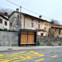 Prenovljena čakalnica na avtobus v Črničah. 