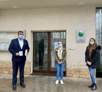 Betlehemsko luč miru je prevzel župan Tadej Beoačnin pred občinsko stavbo.