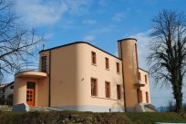 Prenovljeni prostori nekdanje šole, kjer je urejen Učni center za predelavo kmetijskih pridelkov.