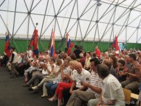 Osrednje slovesnosti v Tihi dolini se je udeležilo ogromno obiskovalcev, prva vrsta je bila rezervirana za posebne goste...