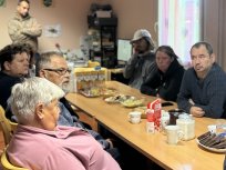 V prostorih dnevnega centra na Bevkovi ulici uporabniki pod vodstvom vodje centra dneve preživljajo zelo aktivno. 