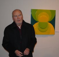 Danilo Jejčič ob enem njegovih del, razstavljenih v Pilonovi galeriji. 