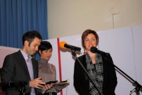 Voditelj z novo, voditeljica s staro tablico in etnologinja Jasna Fakin Bajec 