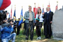 Spomenik Vstajenju Primorske so odkrili predsednik Krajevne skupnosti Col Janko Mikuš, mlada domačinka Kim Mikuš in župan Občine Ajdovščina Marjan Poljšak 