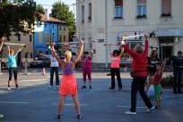 Najprej ogrevanje - vadbo nordijske hoje sta vodili Alenka in Tamara iz službe Zdravstvene vzgoje Zdravstvenega doma Ajdovščina 