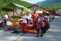 Ekipa Prve pomoči OŠ Danila Lokarja in Rdečega križa Ajdovščina sta po potrebi lepile tudi obliže na razbita kolena 