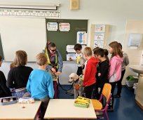 Delavnice bela palica v sodelovanju z Medobčinskim društvom slepih in slabovidnih Nova Gorica so navdušile šolarje v Dobravljah in na Colu