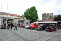 Društvo ljubiteljev starodobnih vozil Vipavska dolina je na trgu pred dvorano priredilo pravo malo razstavo starodobnikov. Foto Matjaž Slejko 