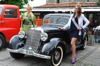 Vinska kraljica Slovenije Špela Štokelj in Miss Universe Slovenije Sara Savnik sta pozirali ob jeklenih lepotcih. Foto Matjaž Slejko 