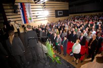 Proslavo je tradicionalno zaključila primorska himna, ob spremljavi harmonike in ob pevski pomoči stoječe publike. Foto Matjaž Slejko 