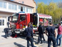 Poklicni gasilci GRC Ajdovščina so se razveselili novega vozila, s katerim bomo še bolj varni, in se že izobrazili, kako ravnati z nameščenimi napravami. 