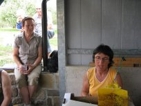 Predsednica Goriškega oljkarskega društva Andreja Baša in strokovnjakinja za oljke iz KGZ NG Irena Vrhovnik 