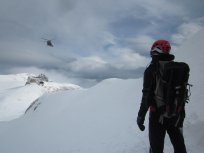 Robert Kovač, vodja ajdovske skupine GRS Tolmin, nekje v bližini Kredarice čaka na helikopter. 
