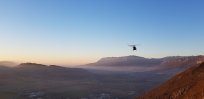 Vipavska dolina, na pomoč gorskim reševalcem leti helikopter. 