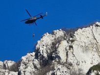 Lani so reševalci kar nekajkrat na pomoč poklicali helikopter. 