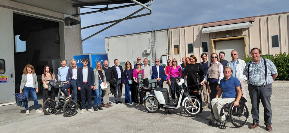 Akademija je združila predstavnike devetih pilotnih občin s slovenske in italijanske strani. Poleg Občine Ajdovščina so sodelovale še Mestna občina Nova Gorica, Mestna občina Koper in Občina Ilirska Bistrica, z italijanske strani pa občine San Vito al Tagliamento, Sacile, Valvasone Arzene, Savogna d'Isonzo in Gemona del Friuli.