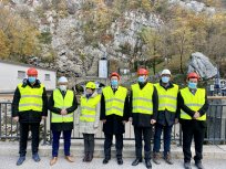 Ob izviru Hublja predstavniki družbe SENG, minister za infrastrukturo Jernej Vrtovec in župan Tadej Beočanin.