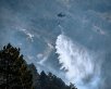 Požar pomaga gasiti helikopter Slovenske vojske. 
