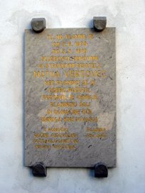 Na pročelju stare šole je spominska plošča, posvečena Matiji Vertovcu
