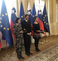Predsednik republike Borut Pahor je izročil Jabolko navdiha sodelavkam Univerze v Novi Gorici 