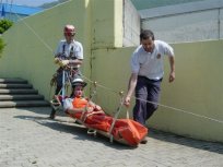 Nesrečnega dimnikarja, ki se je ponesrečil na vrhu dimnika ŠC Police, so uspešno rešili jamarji reševalci iz Tolmina.