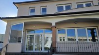 Javni stanovanjski sklad Občine Ajdovščina deluje v pritličju objekta na naslovu Goriška cesta 29 E