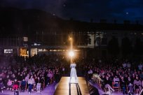 Kabaretna predstava Ona navdušila občinstvo na Lavričevem trgu