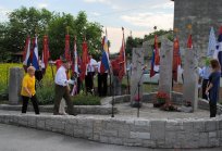 Delegacija ajdovsko-vipavske borčevske organizacije je pred spomenik položila venec. 