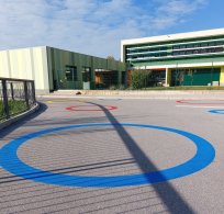 Barviti krogi na cesti za večjo varnost šolarjev 