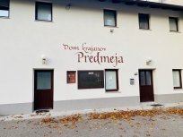 Na novo postavljen napis na Domu krajanov Predmeja. Avtorica poslikave: Loredana Zega.