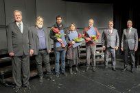 Osrednji protagonisti letošnjega kulturnega praznika - nagrajenci v družbi predsednika in tajnika ZKD Ajdovščina, poleg pa sta tudi slavnostni govorec Boris Blažko in podžupan Mitja Tripković. Foto Primož Brecelj 
