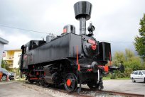 Muzejska parna železniška lokomotiva 153-011 krasi ajdovsko železniško postajo od leta 1982, ko so jo na željo takratne uprave Občine tu razstavile Slovenske železnice, potem ko so jo njihovi muzejski mojstri temeljito obnovili. Mogočen parni stroj je bil izdelan leta 1907, torej le štiri leta potem, ko je Ajdovščina dobila železnico. V tistih časih je sopihala po njej, nazadnje pa je lokomotiva svojemu namenu služila v Kidričevem.