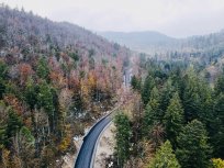 Asfaltirana cesta proti Nagnovcu s Predmeje proti Lokavam. Foto: M. Barišić 