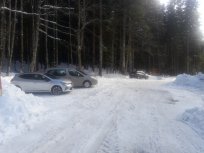 Cesta Predmeja - Lokve je splužena do odcepa za Golake. Tam je urejenih nekaj parkirnih mest.