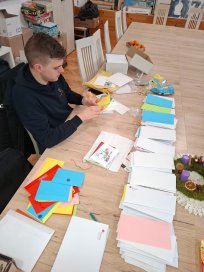 Izvajajo številne projekte, med drugim projekt Človek ne živi samo od kruha, v okviru katerega pripravljamo pisma za starostnike.