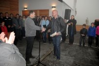 Arhitekt Andrej Čopič je predsedniku KS Podkraj Metodu Bizjaku izročil v hrambo še 
