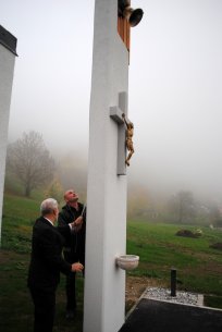 Župan in predsednik KS Podkraj sta pozvonila na zvonček ter tako simbolno svojemu namenu predala nove pridobitve 