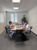 Na sestanku so predstavili aktualne projekte stanovanjskega sklada, ki so namenjeni predvsem mladim in mladim družinam, ter izpostavili pomembnost sofinanciranja in sodelovanja med državo in lokalnimi skupnostmi.