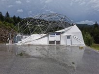 Brez platna je ostal šotor na Rupi. 