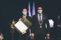 Ob 100-letnici nogometa na Ajdovskem je v imenu ljubiteljev nogometa in nogometašev jubilejno priznanje župana prevzel predsednik ND Primore. 